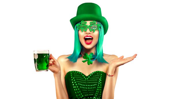 روز سنت پاتریک amp x27؛ روز دختر leprechaun مدل کلاه سبز که دارای لیوان سبز است و دارای رنگ سبز است بر روی زمینه سفید و نشانگر دست لبخند می زند مهمانی میخانه روز پاتریک جشن لیوان سبز تبلیغات