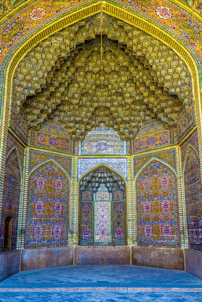 شیراز ایران ماه مه 2017 کاشی کاشی زرد و آبی مسجد صورتی نصیر الملک زینتی کاشی زرد و آبی Muqarna Ahoopay لانه زنبوری استالاکتیت طاق