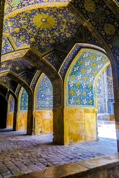 اصفهان ایران ماه مه 2017 مسجد جامع جادید عباسی شاه مسجد بزرگ سلطنتی قوس های کمانی قوسی با تزئین کاشی های آبی