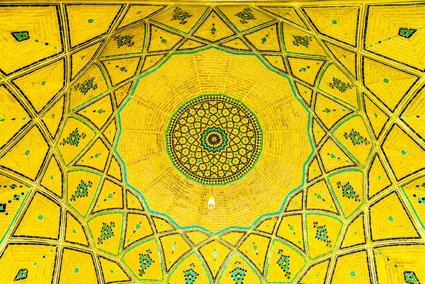 کاشان ایران مه 2017 سقف کاشی های زرد رنگ مسجد آقا بزرگ