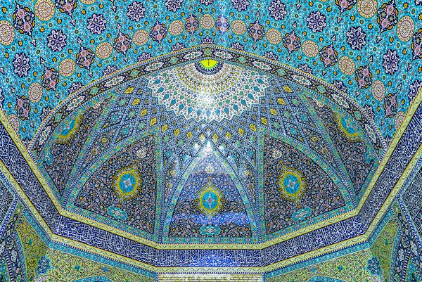 قم ایران مه 2017 نمای جانبی مسجد اعظم با سقف های تزئینی کاشی های آبی