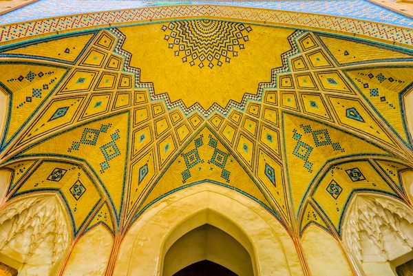 کاشان ایران مه 2017 دروازه سقفی کاشی های زرد رنگ مسجد آقا بزرگ