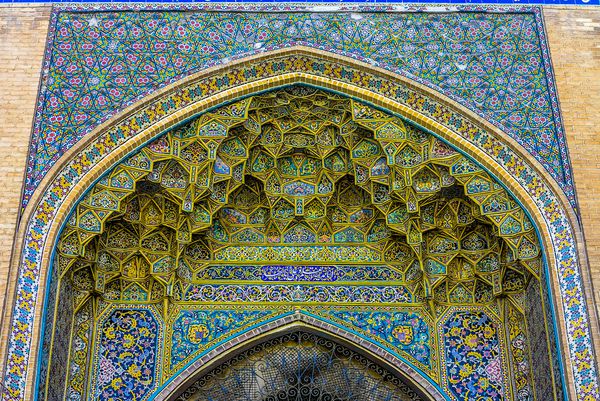 تهران ایران ماه مه 2017 مسجد شهید مطهری سپهسالار موکارنا آهوپای لانه زنبوری استالاکتیت طاق