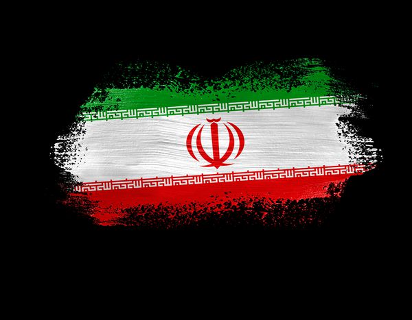 قلم مو رنگ شده پرچم ایران جدا شده بر روی زمینه سیاه