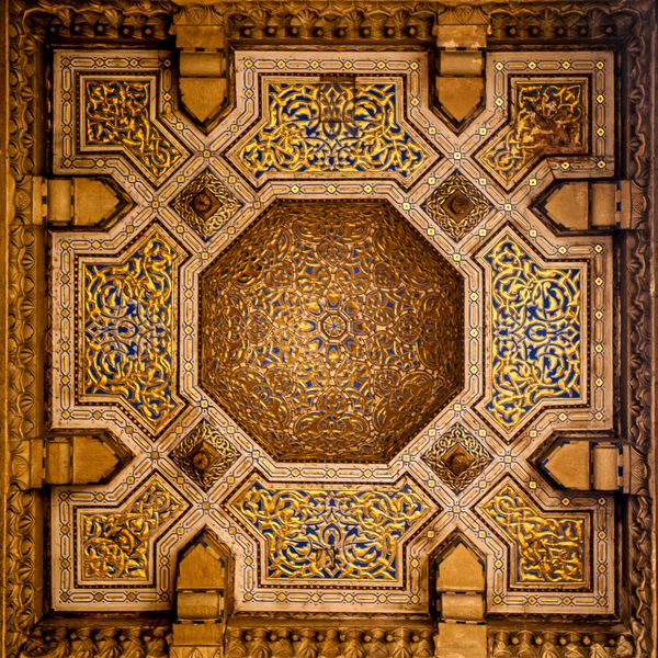 الگوهای در سقف یک مسجد باستانی