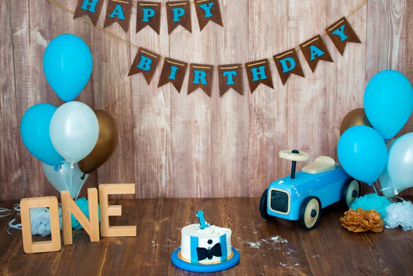 کیک خرد کن فتوشاپ برای آقا پسر کوچک عکس فضا با تزئین یک ماشین یکپارچهسازی با سیستمعامل چوبی و بالن های هلیوم تزئین شده است تولدت مبارک 1 سال
