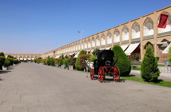 اصفهان ایران 21 سپتامبر 2018 واگن کشیده شده توسط اسب باعث گردشگرانی در میدان نقش جهان در اصفهان می شود
