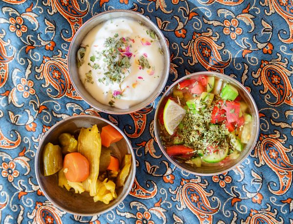 نمای زیبا از میان وعده های سنتی ایرانی سالاد سبزیجات تازه ماست و سبزیجات ترشی غذاهای عالی ایرانی