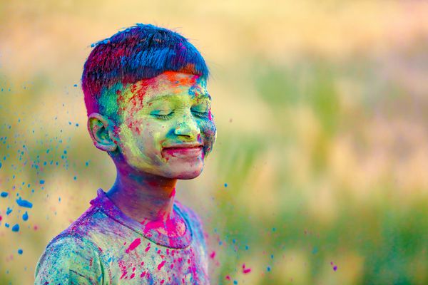 کودک هندی با رنگ در جشنواره هولی