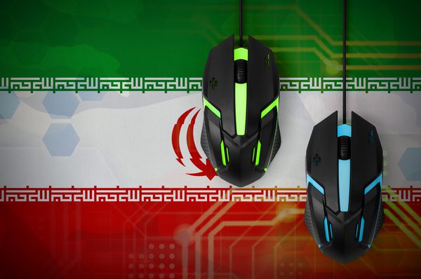 پرچم ایران و دو موش با نور پس زمینه بازی های تعاونی آنلاین تیم ورزشی سایبر