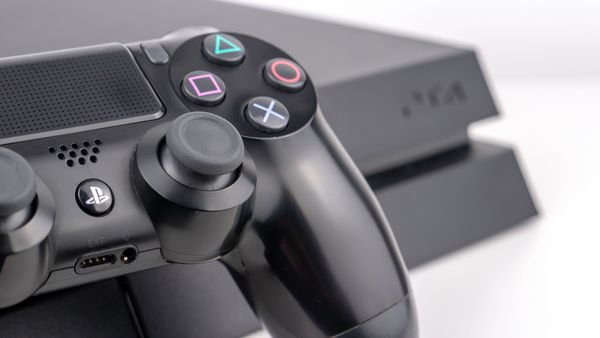 گیتسهد انگلستان ششم مارس 2019 کنسول سیاه Sony Playstation PS4 و کنترل سیاه در زمینه سفید