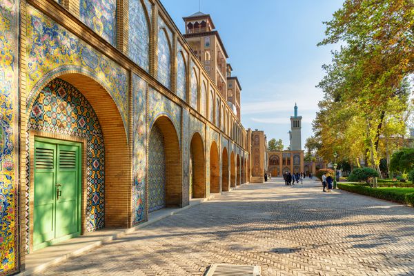 تهران ایران 19 اکتبر 2018 نمایی شگفت انگیز از حیاط و باغ در کاخ گلستان تزئین رنگارنگ دیواری موزاییک نمای خارجی زیبا و سنتی ایرانی