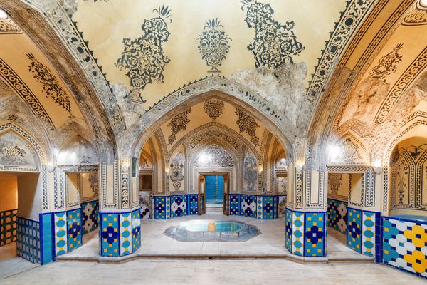 کاشان ایران 21 اکتبر 2018 سالن استراحت گرمخانه در حمام سلطان امیر احمد حمام عمومی سنتی ایرانی کاشان یک مکان توریستی محبوب خاورمیانه است