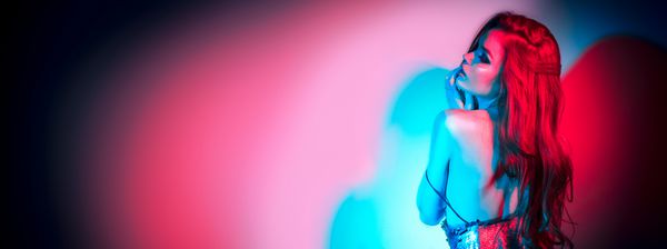 زن مدل مد بالا در چراغ های نئون روشن و رنگی که در استودیو کلوپ شبانه قرار دارد پرتره یک دختر کننده زیبا در UV طراحی هنری رنگارنگ را تشکیل می دهند در پس زمینه رنگارنگ و واضح