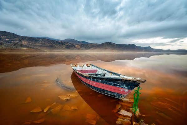 دریاچه صورتی ماهارلو در نزدیکی شیراز در ایران در ژانویه سال 2019 در hdr گرفته شود