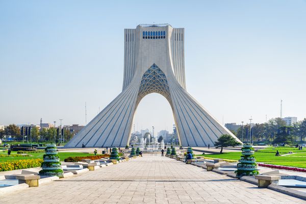 نمای زیبا از برج آزادی برج آزادی در پس زمینه آسمان آبی در تهران ایران میدان آزادی یک جاذبه گردشگری محبوب خاورمیانه است