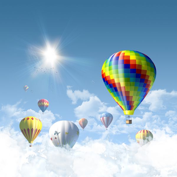رقابت بادکنک های هوای گرم در آسمان آبی روشن و آفتابی بالای ابرها زمینه عالی کپی برای پوسترها کارت ها یا آگهی ها