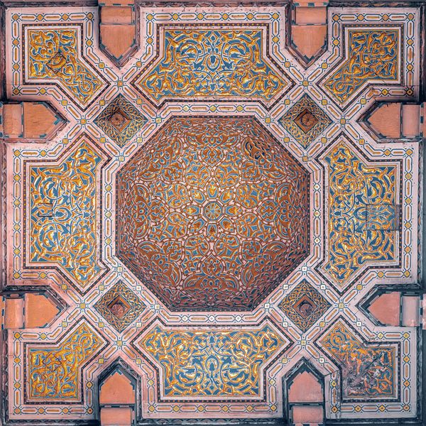 الگوهای باشکوهی در داخل یک مسجد باستانی عرب