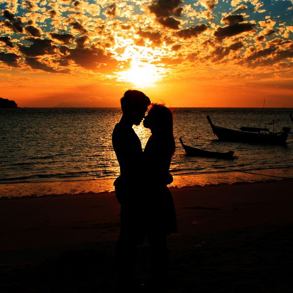 خوشحالی siluetette و صحنه عاشقانه شرکای زن و شوهر عشق در ساحل
