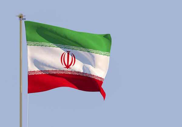 پرچم ایران را در آسمان آبی رندر سه بعدی