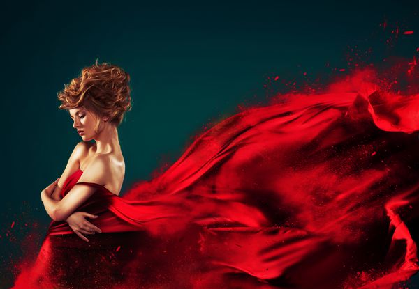 زن با رنگ قرمز که دمیدن لباس قرمز در پرواز است که در چلپ چلوپ حل می شود