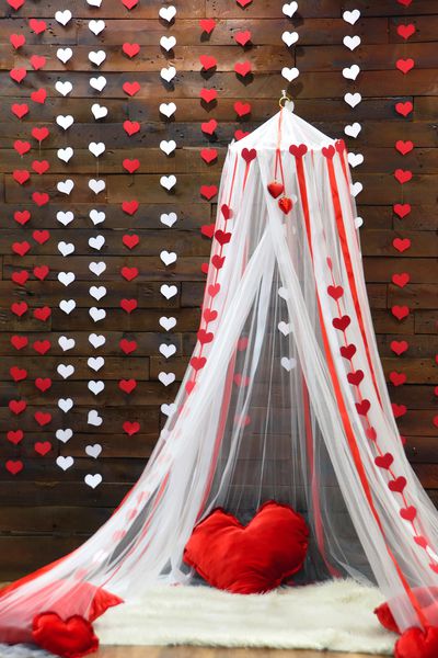 سایبان سفید در پس زمینه یک دیوار چوبی منطقه عکس عاشقانه در استودیو عکس در روز ولنتاین amp x27؛ s دستمال کاغذی به شکل قلب در 14 فوریه