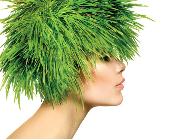 زن بهار زیبایی با موهای سبزی تازه سبز پرتره دخترانه تابستانی طبیعت مدل لباس