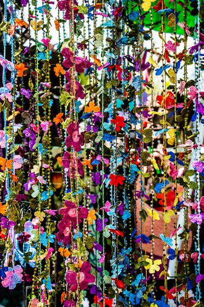 رشته های ظریف توری سوزن گره دار و رنگی ترکی با گلهای گلدوزی شده بسیار زیبا که بطور سنتی به عنوان تریم تزئینی برای زنان و روسری های x27؛ s و جواهرات مانند دستبند و گردنبند استفاده می شود