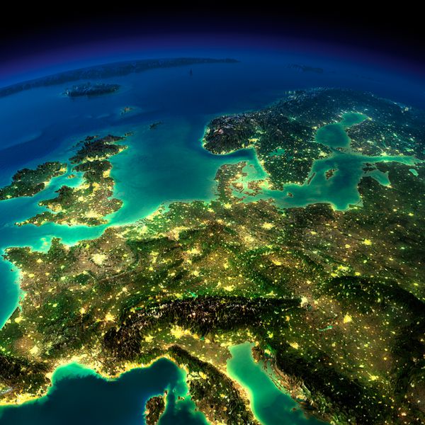 زمین بسیار تفصیلی روشنایی شده توسط مهتاب درخشش شهرها بر روی زمین دقیق و مبالغه آمیز چشم انداز می کند اروپای مرکزی عناصر این تصویر که توسط ناسا تهیه شده است