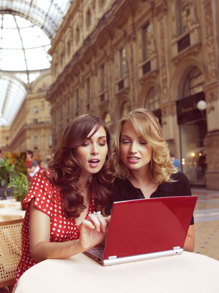 دو تاجر با لپ تاپ در شهر