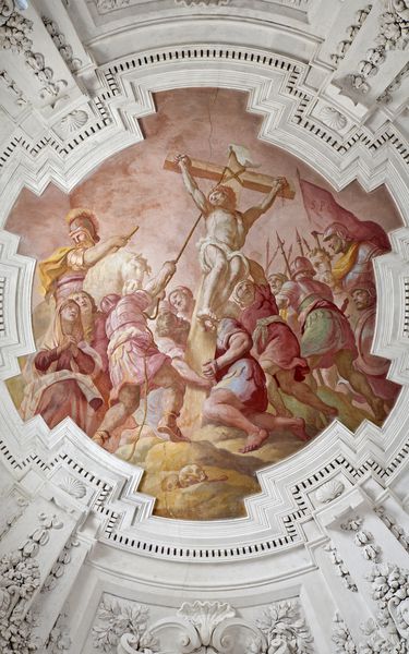 PALERMO 8 آوریل صحنه صلیب کشیدن در سقف سوله کناری در کلیسا La chiesa del Gesu یا Casa Professora کلیسای باروک در سال 1636 در 8 آوریل 2013 در پالرمو ایتالیا به پایان رسید