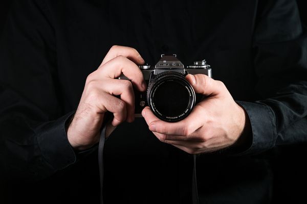 کیشینا جمهوری مولداوی 12 مارس 2019 عکاس مردی که دارای یک دوربین است روند تیراندازی دوربین عکس یکپارچهسازی با سیستمعامل ژاپن مینولتا شات به صورت افقی
