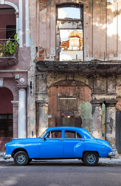 هاوانا 21 ژوئن اتومبیل قدیمی در کنار ساختمان های در حال فروپاشی در حال فروپاشی در 21 ژوئن 2013 در هاوانا پیش از قانونی جدید که در اکتبر 2011 به تصویب رسید کوبایی ها فقط قبل از سال 1959 می توانند با اتومبیل هایی که در جاده بودند تجارت کنند