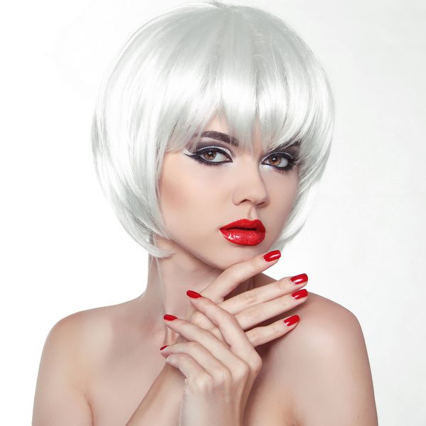 آرایش زنانه و ناخن های لهستانی لبهای سر و دستهای مانیکور شده دختر زیبایی مد با موهای کوتاه سفید که در زمینه سفید جدا شده است