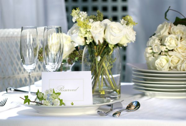 کارت مکان سفید در میز عروسی در فضای باز