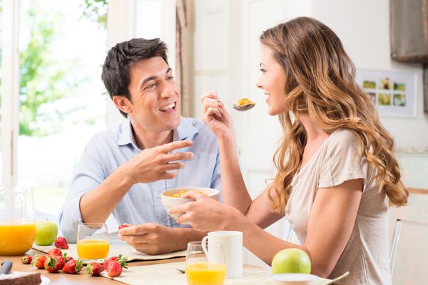 زوج مبارک که از صبحانه در آشپزخانه لذت می برند