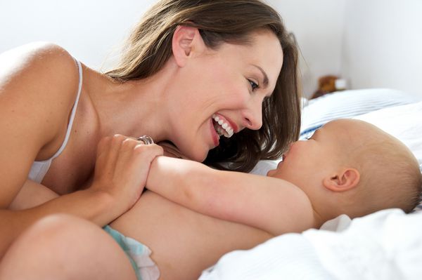 نزدیک عکس پرتره از یک زن و کودک خندیدن