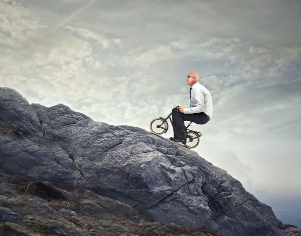 تاجر با دوچرخه روی صخره ها می رود
