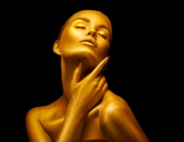 هنر مد پوست طلایی closeup چهره زن دختر مدل با آرایش حرفه ای براق و طلایی Glamour تعطیلات جواهرات طلا جواهرات لوازم جانبی بدنه فلزی طلای زیبایی لب و پوست