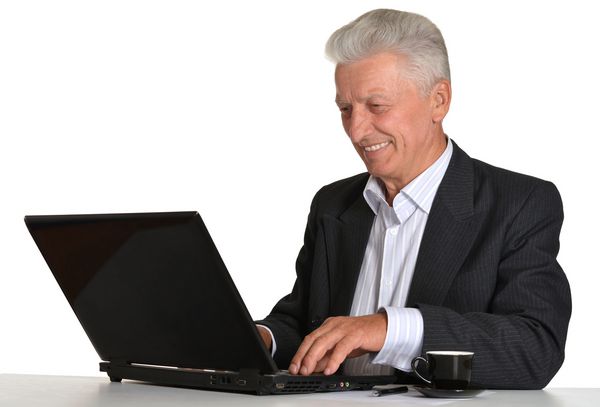 پیرمرد با لپ تاپ روی زمینه سفید