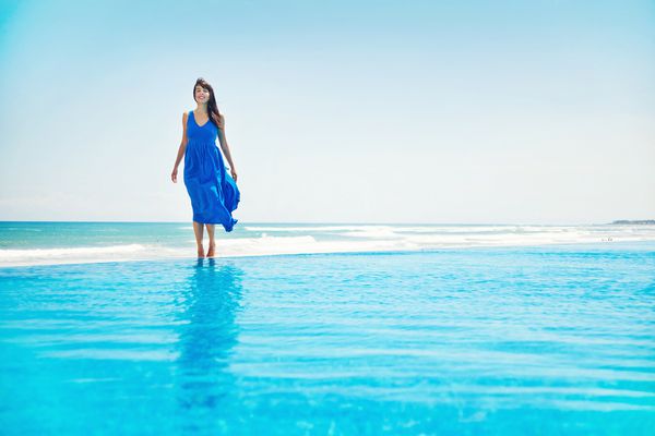 زن ایستاده بر روی آب بی نهایت مفهوم آزادی