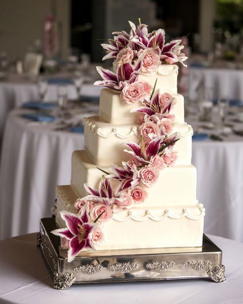 پنج کیک عروسی مرتب شده با گلها را بطور دقیق شرح دهید