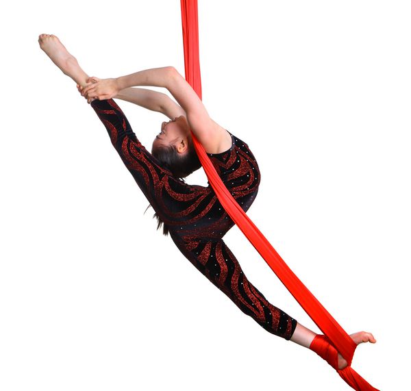 دختر ژیمناستیک آکروباتیک ورزش بر روی طناب پارچه ای قرمز جدا شده در زمینه سفید