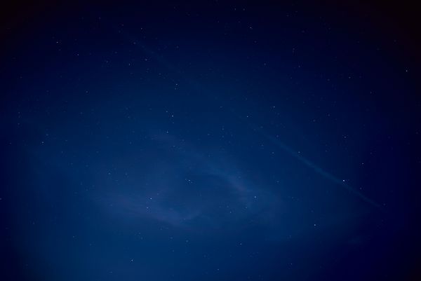 آسمان شب تاریک آبی با ستاره های زیادی پس زمینه فضایی