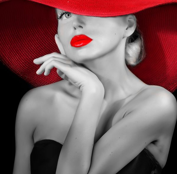خانم درجه یک با پرتره سیاه و سفید با کلاه قرمز