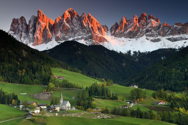 دهکده سانتا مادالنا در مقابل گروه Geisler یا Odle Dolomites Od وال دی Funes ایتالیا اروپا