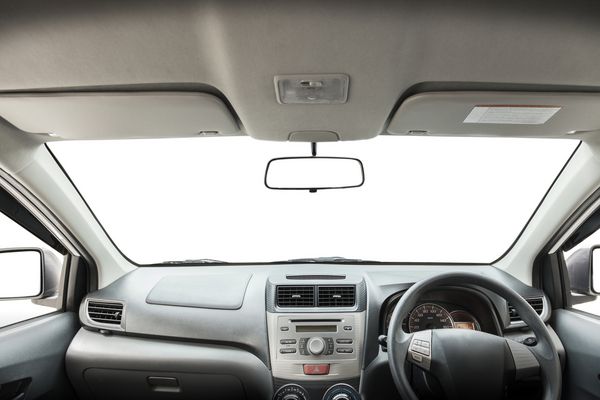 آینه نمای عقب اتومبیل جدا شده بر روی رنگ سفید