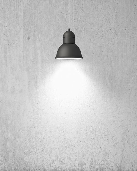 آویز کردن لامپ سفید با سایه روی دیوار رنگی قدیمی پس زمینه