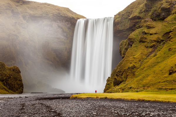 آبشار Skogafoss در زیر یخچال های طبیعی MÃƒ؟ Ã‚Â½rdalsjÃƒ؟ ullkull ایسلند جنوبی