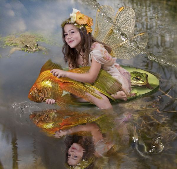 دختر یک ماهی طلای آزاد می کند